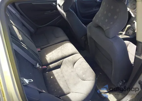 2001 Volvo V70 2.4 z USA, uszkodzony, nr VIN YV1SW61N512059498